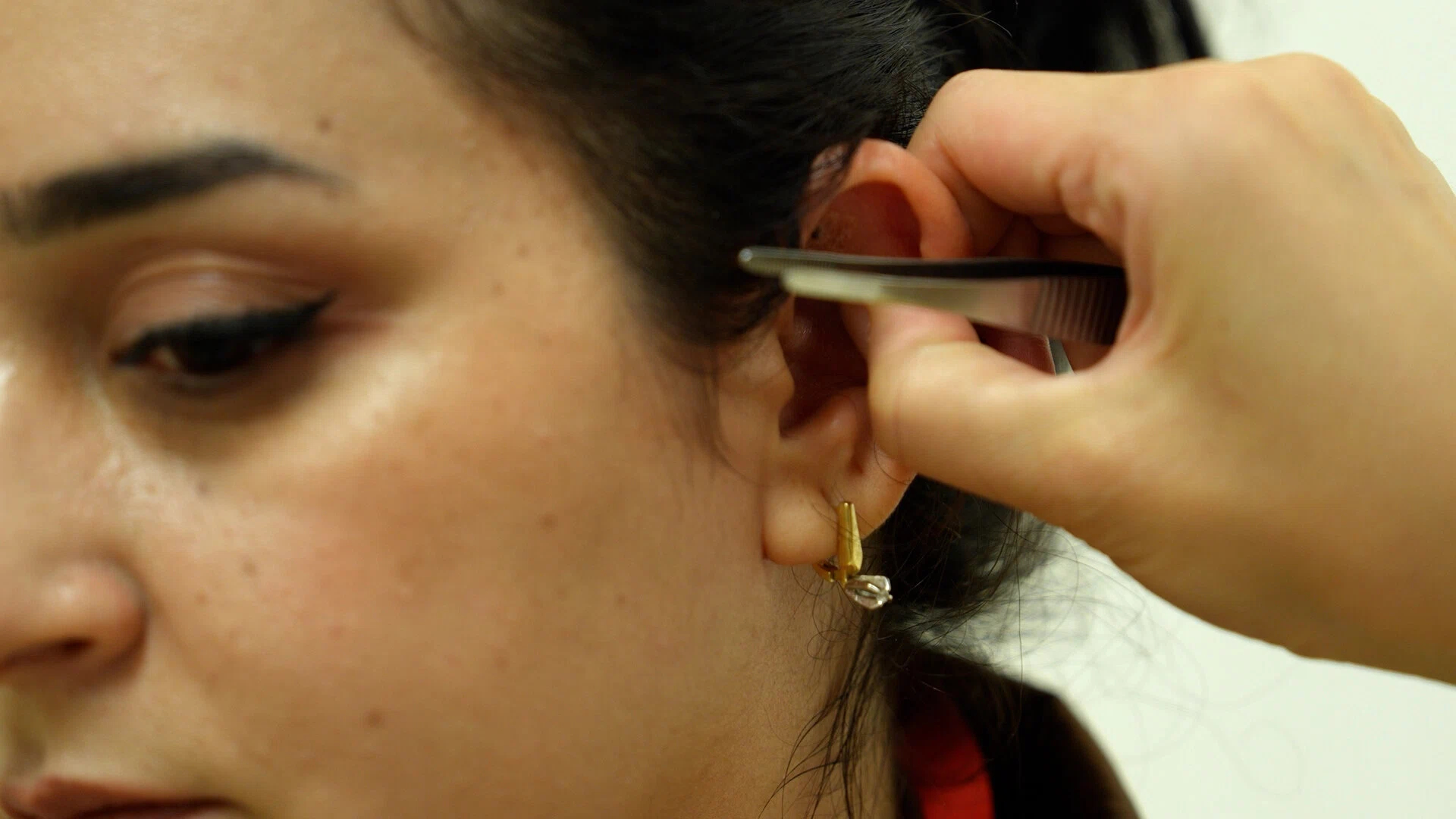 Shukrona Hikmatova tries auricular plasters at Peking Union Medical College Hospital, Beijing, China, July 17, 2026. /CGTN