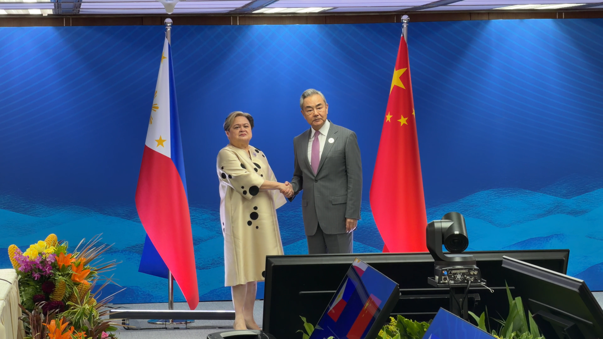 Wang Yi meets Philippine Foreign Secretary