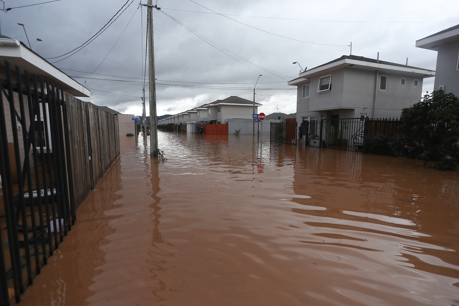 Floodwater rises after the Bellavista Canal overflowed in the Mirador de la Hacienda neighborhood of La Serena, Chile, July 20, 2026. /VCG