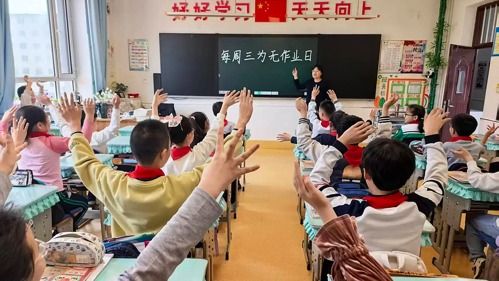 Elementary school students participate in class at a local school in Tumen, northeast China's Jilin Province, April 7, 2026. /VCG