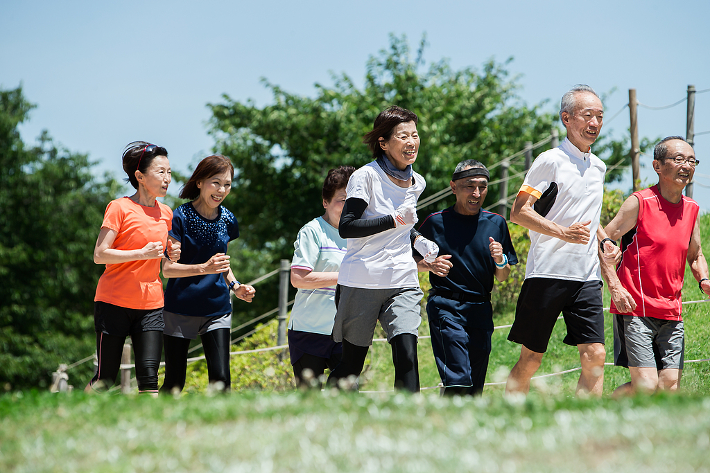 A group of seniors are running. /VCG