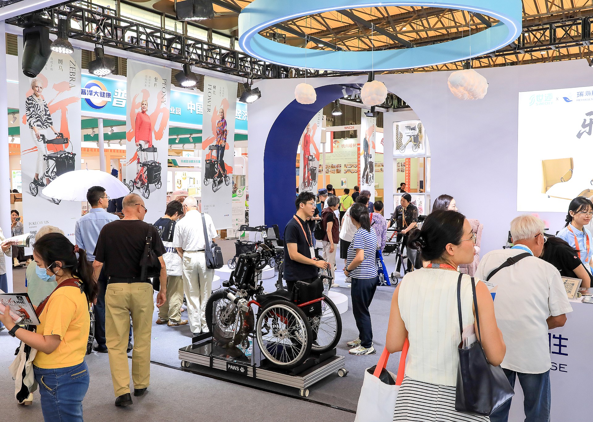 Visitors browse and purchase assistive devices at the China International Exhibition of Senior Care, Rehabilitation Medicine and Healthcare in Shanghai, June 7, 2026. /VCG