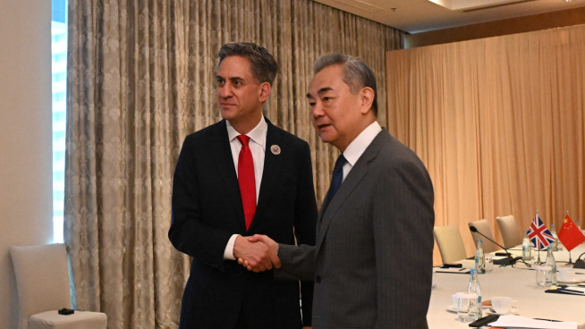 Chinese FM urges Britain to provide fair environment for Chinese firms