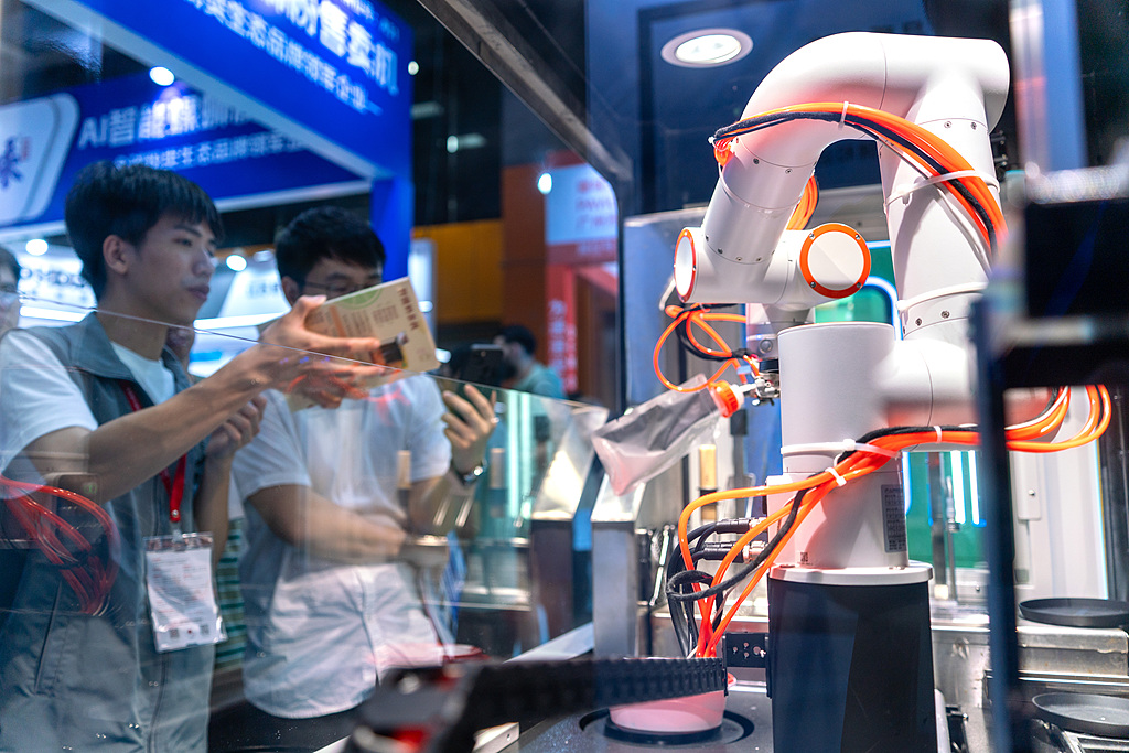 A noodle-cooking robot demonstrates its functioning at the 2026 Asian Self-Service Technology & Equipment Exhibition, Guangzhou, China, April 9, 2026. /VCG