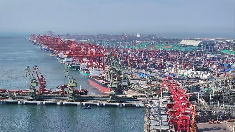 Live: Maritime transport of 5,000-tonne caissons at Rizhao Port