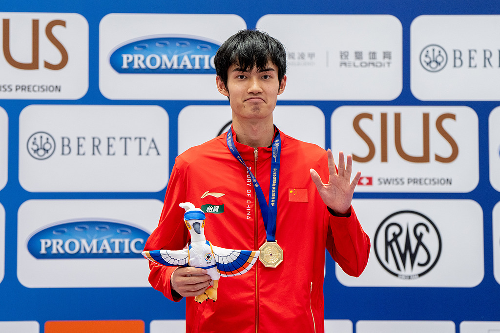 China's Sheng Lihao celebrates with his gold medal after winning the men's 10m air rifle final at the ISSF World Cup in Hangzhou, China, July 22, 2026. /VCG