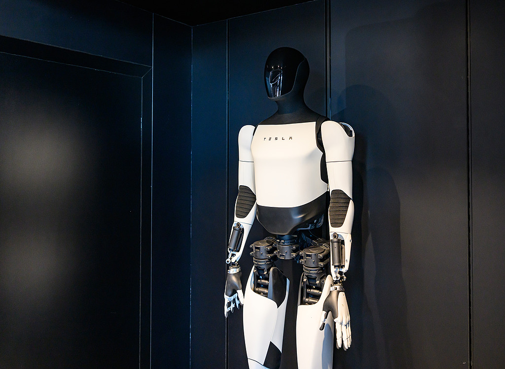The humanoid robot Tesla Optimus, photographed in the Gigafactory Berlin-Brandenburg of the US electric car manufacturer Tesla, Germany, April 23, 2026. /VCG