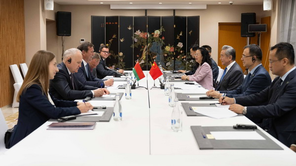 Chinese foreign minister meets Belarusian counterpart 