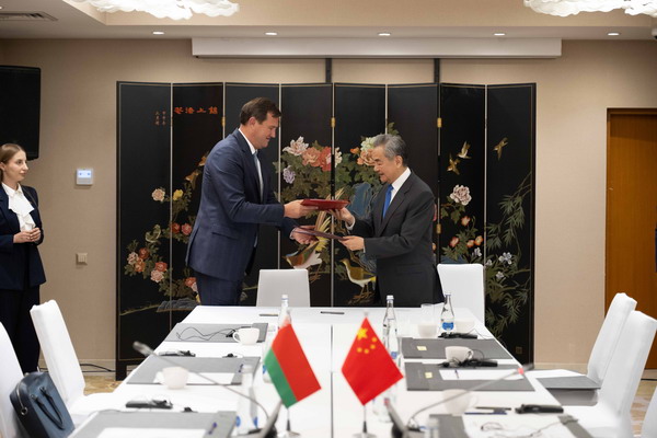 Chinese Foreign Minister Wang Yi (R) and Belarusian Foreign Minister Maxim Ryzhenkov exchange documents after signing the 2026-2027 Consultation Plan between the Foreign Ministries of China and Belarus in Kyrgyzstan, July 23, 2026. /Chinese Foreign Ministry 
