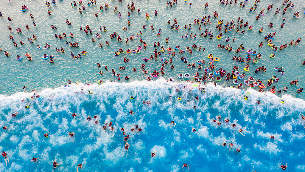 Giant waves bring summer fun to Zhengzhou water park