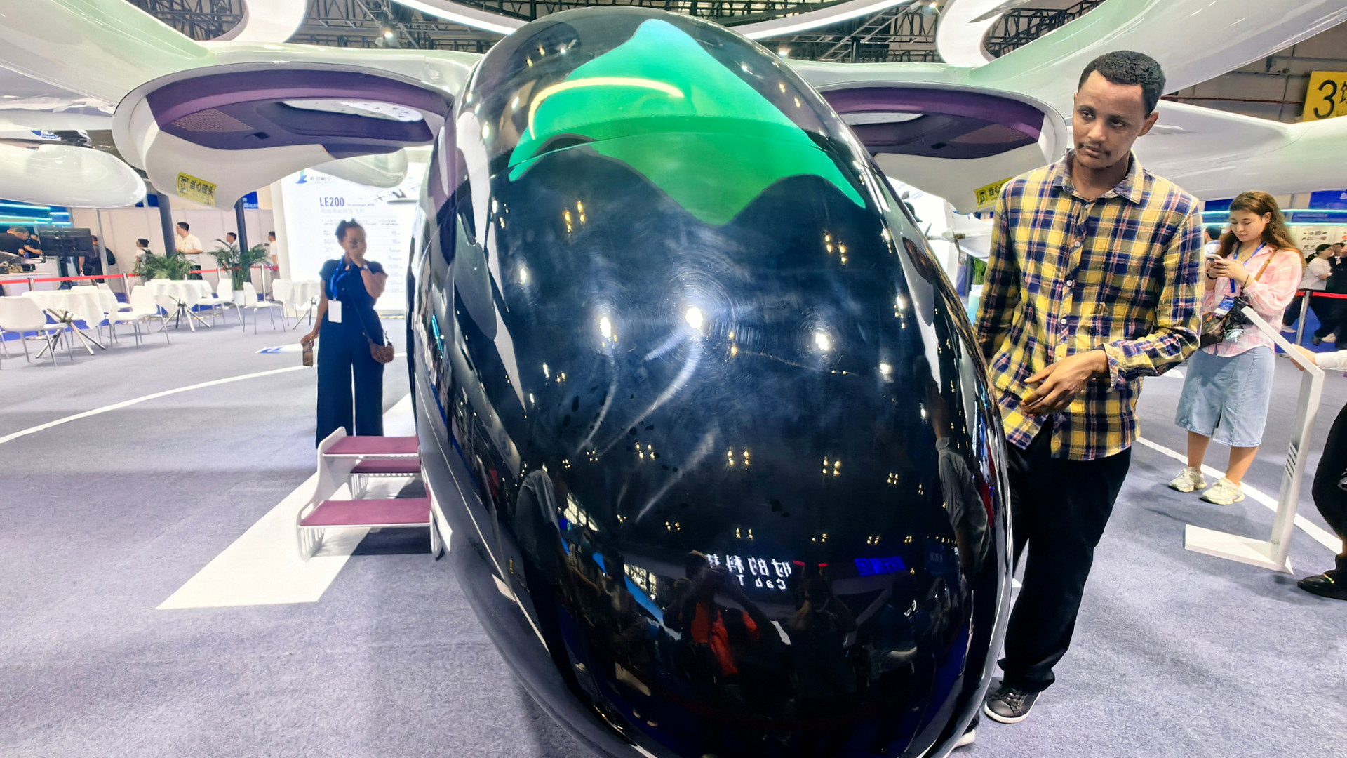 International visitors inspect a drone at the International Low-Altitude Economy Expo in Shanghai, China, July 22, 2026. /VCG