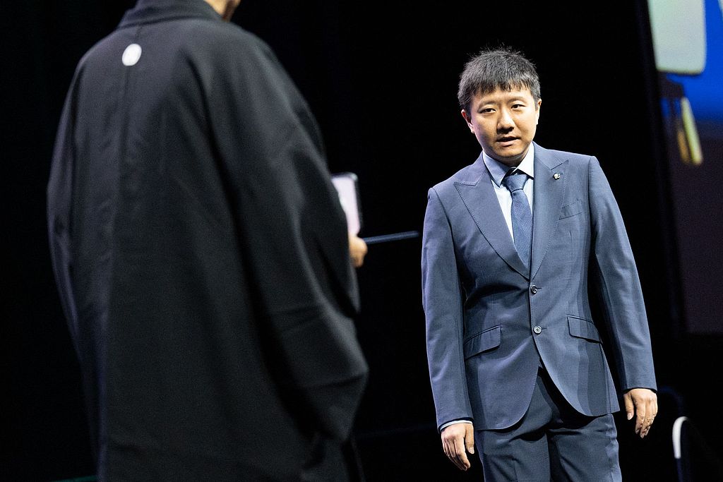 Chinese mathematician Deng Yu walks onstage as he is awarded the 2026 Fields Medal during the International Congress of Mathematicians in Philadelphia, July 23, 2026. /VCG