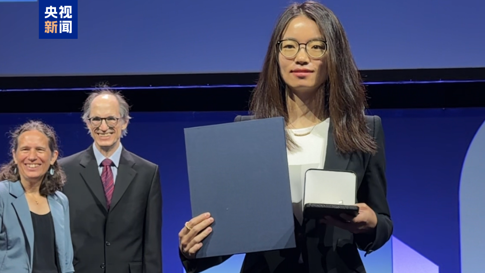 Chinese mathematician Wang Hong receives a Fields Medal during the International Congress of Mathematicians in Philadelphia, July 23, 2026. /CMG