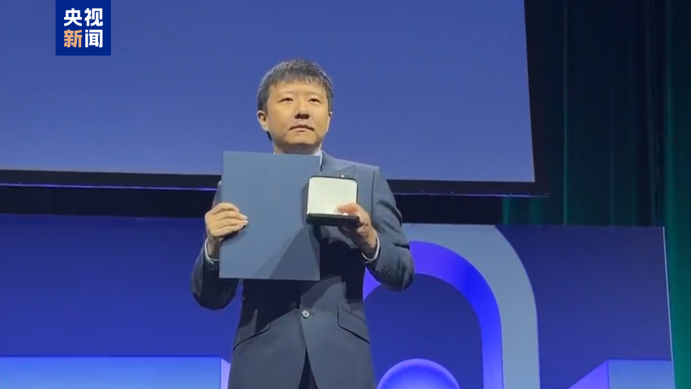 Chinese mathematician Deng Yu receives a Fields Medal during the International Congress of Mathematicians in Philadelphia, July 23, 2026. /CMG