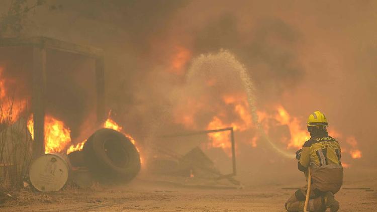 166,000 evacuated as wildfires rage in France, Spain