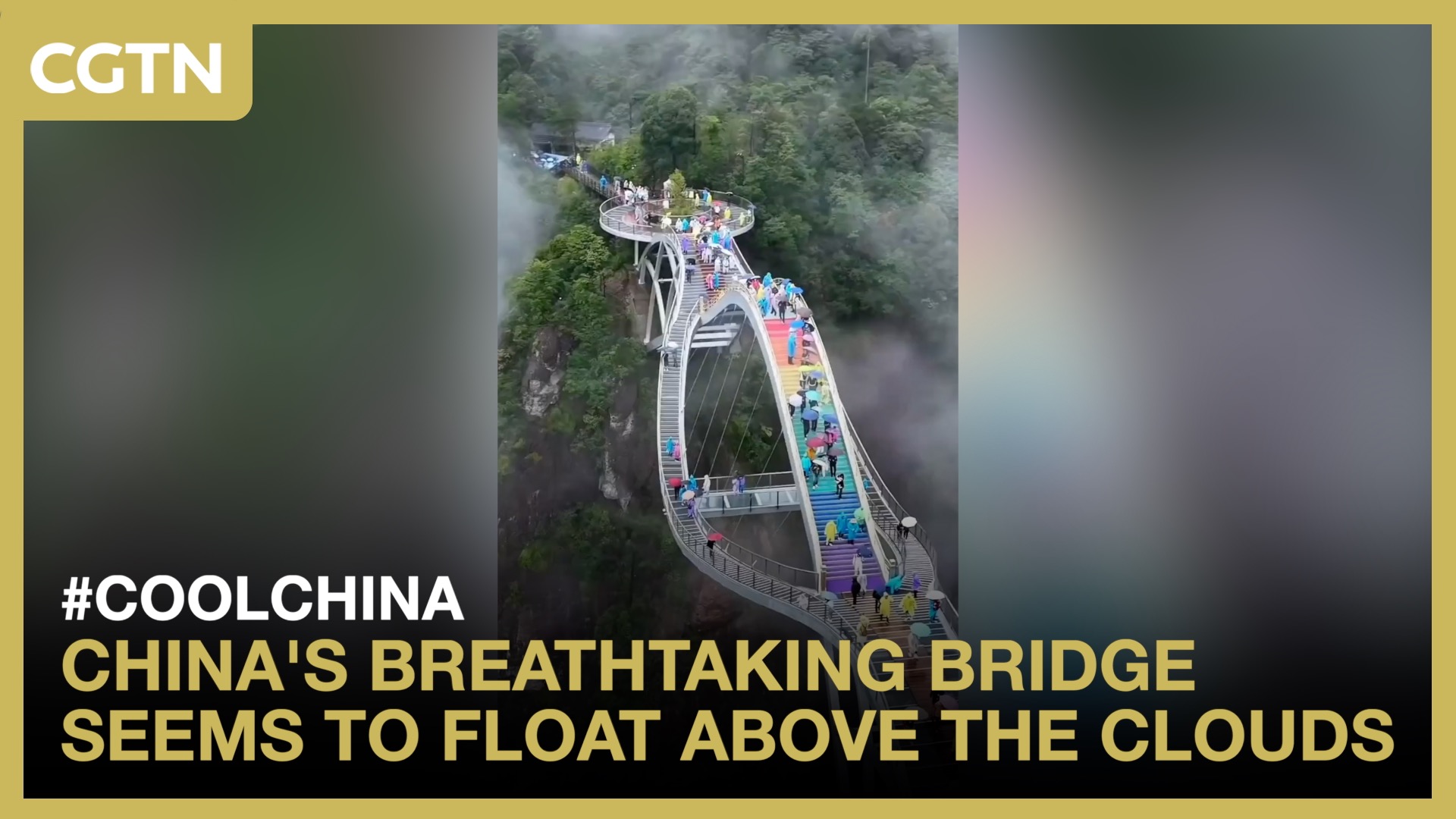 China's breathtaking bridge seems to float above the clouds