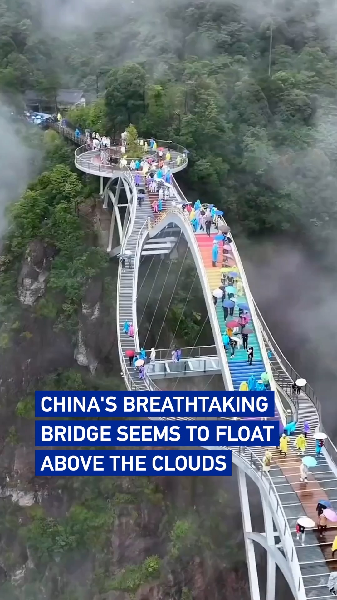 China's breathtaking bridge seems to float above the clouds