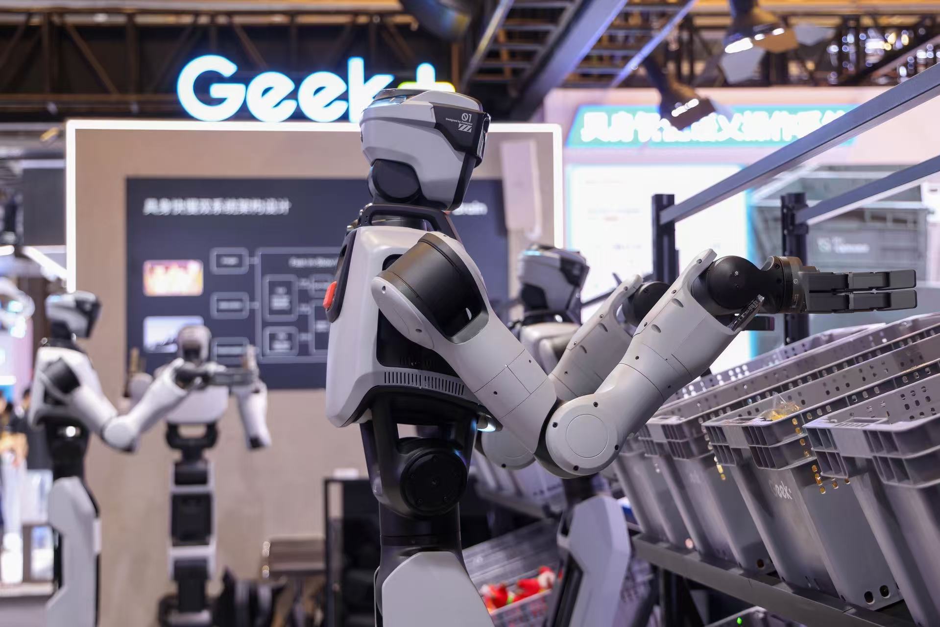 Geek+ displays its Gino 1 humanoid picking robot and other logistics automation systems at the 2026 World AI Conference in Shanghai, China, July 17, 2026. /VCG