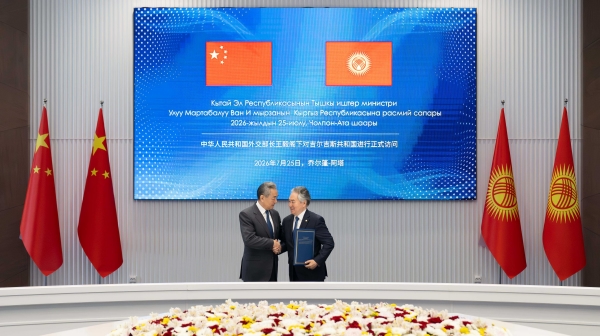 Chinese Foreign Minister Wang Yi (L), also a member of the Political Bureau of the Communist Party of China Central Committee, meets with Kyrgyz Foreign Minister Jeenbek Kulubaev in Cholpon-Ata, Kyrgyzstan, July 25, 2026. /Chinese Foreign Ministry