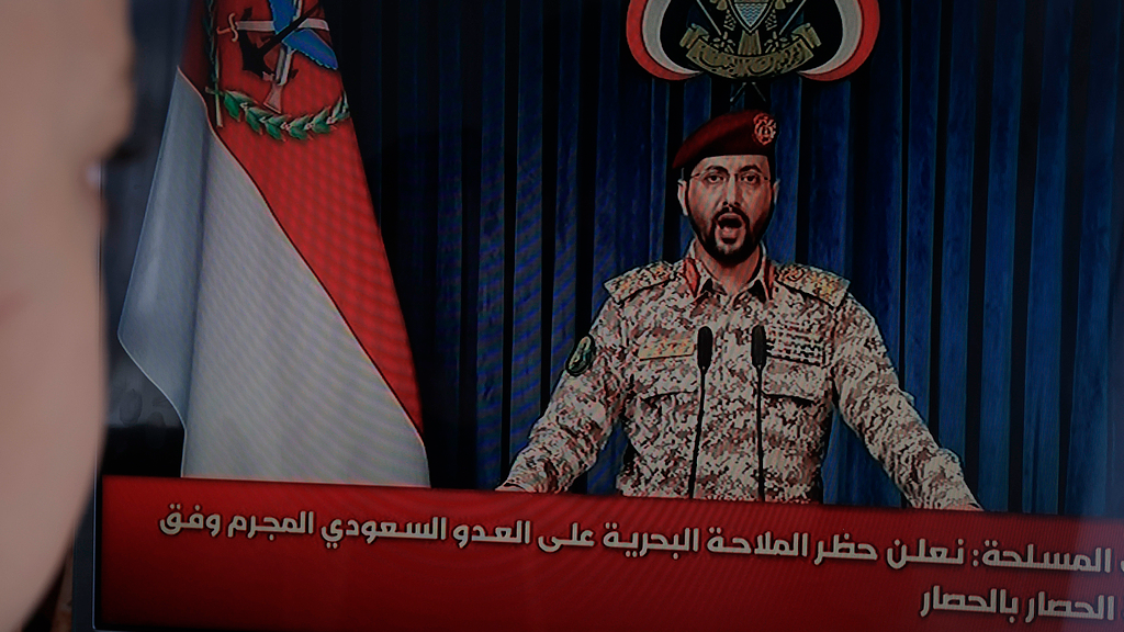A person watches Houthi military spokesperson Yahya Sarea deliver a televised statement in Sana'a, Yemen, July 20, 2026. /VCG