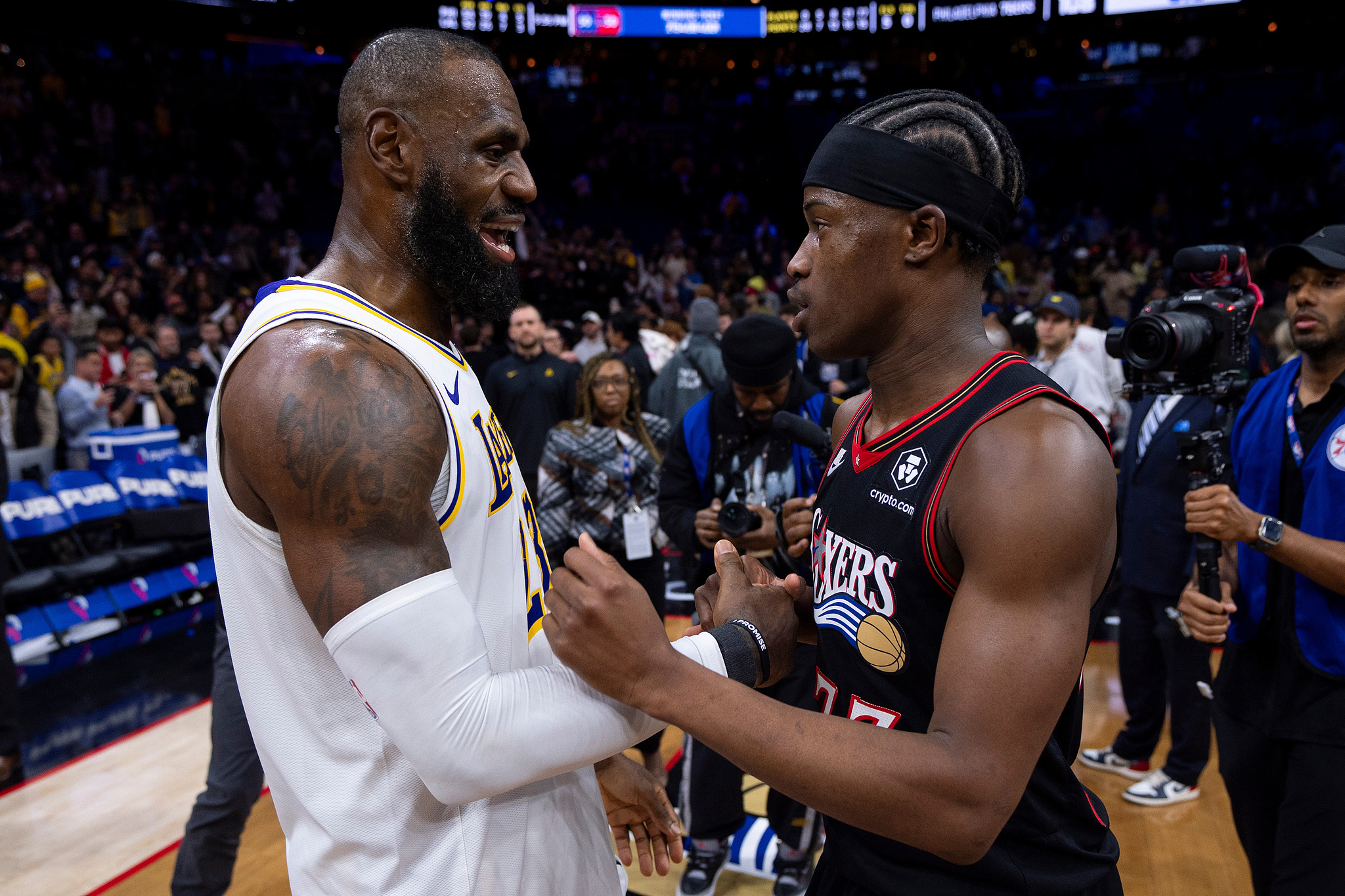 Los Angeles Lakers forward LeBron James (L) talks with Philadelphia 76ers guard V.J. Edgecombe after a National Basketball Association game in Philadelphia, Pennsylvania, USA, December 7, 2025. /VCG