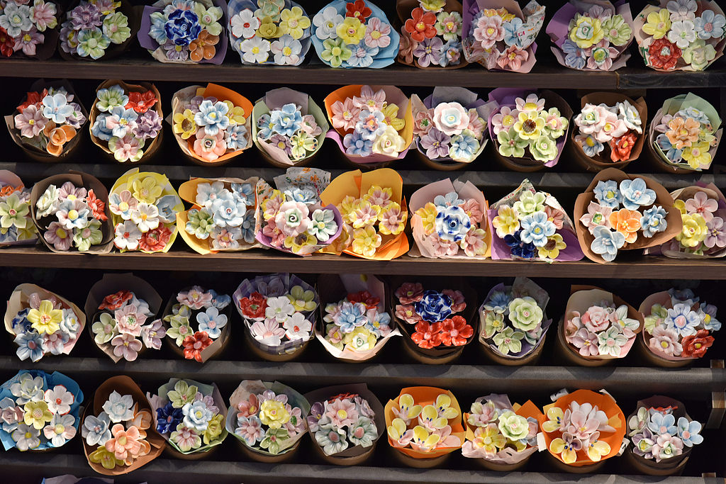Porcelain flowers displayed in Jingdezhen, Jiangxi Province, July 6, 2026. /VCG