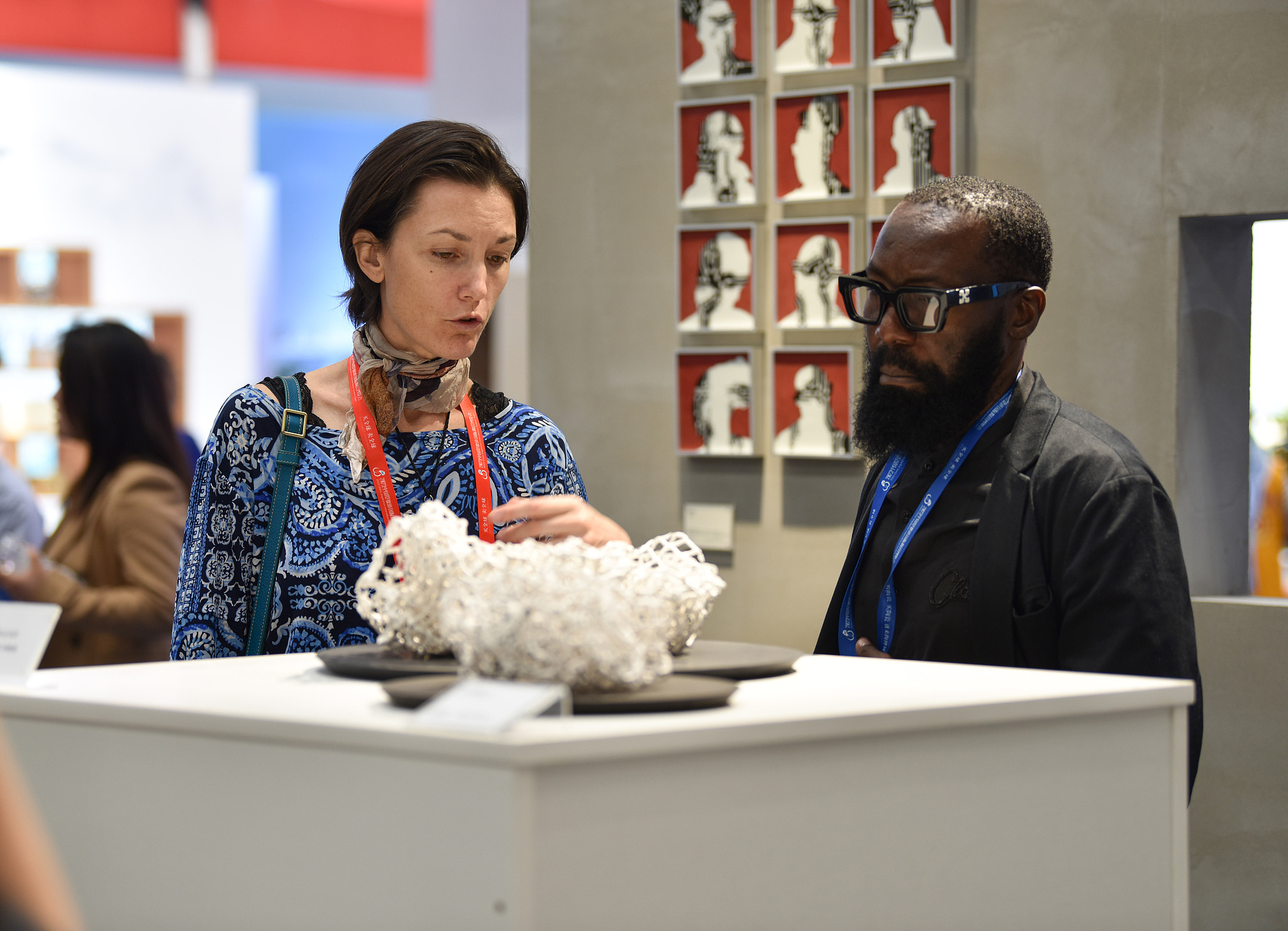 Two visitors exchange ideas during the China Jingdezhen International Ceramic Fair, in Jingdezhen, Jiangxi Province, October 18, 2023. /CFP