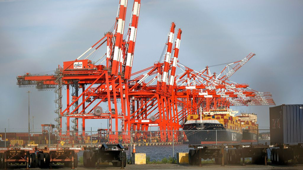 Cranes operate at Port Newark Container Terminal in Newark, New Jersey, US, July 24, 2026. /VCG