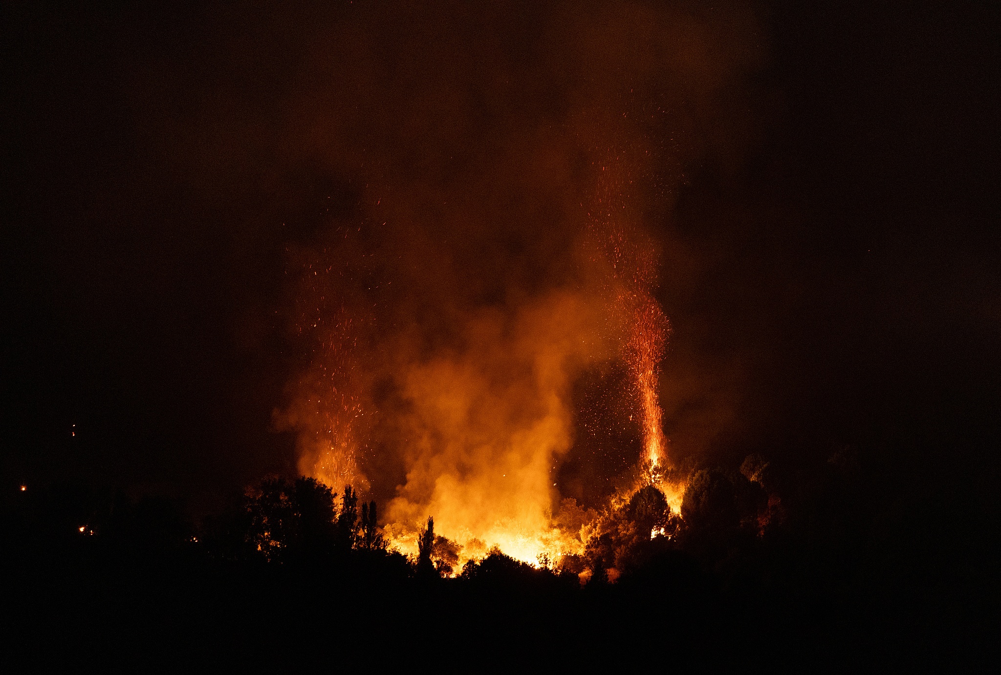 Nighttime view of the fire on July 25, 2026, in San Martín de Valdeiglesias, Madrid, Spain. /VCG