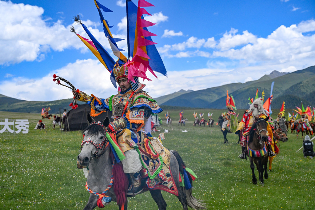 An outdoor gala showcasing performances of intangible cultural heritage is staged on the Yuke Grassland in Daofu County, Ganzi Tibetan Autonomous Prefecture, Sichuan Province, July 23, 2026. /VCG 