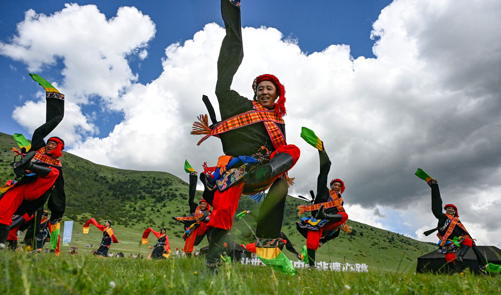 An outdoor gala showcasing performances of intangible cultural heritage is staged on the Yuke Grassland in Daofu County, Ganzi Tibetan Autonomous Prefecture, Sichuan Province, July 23, 2026. /VCG 