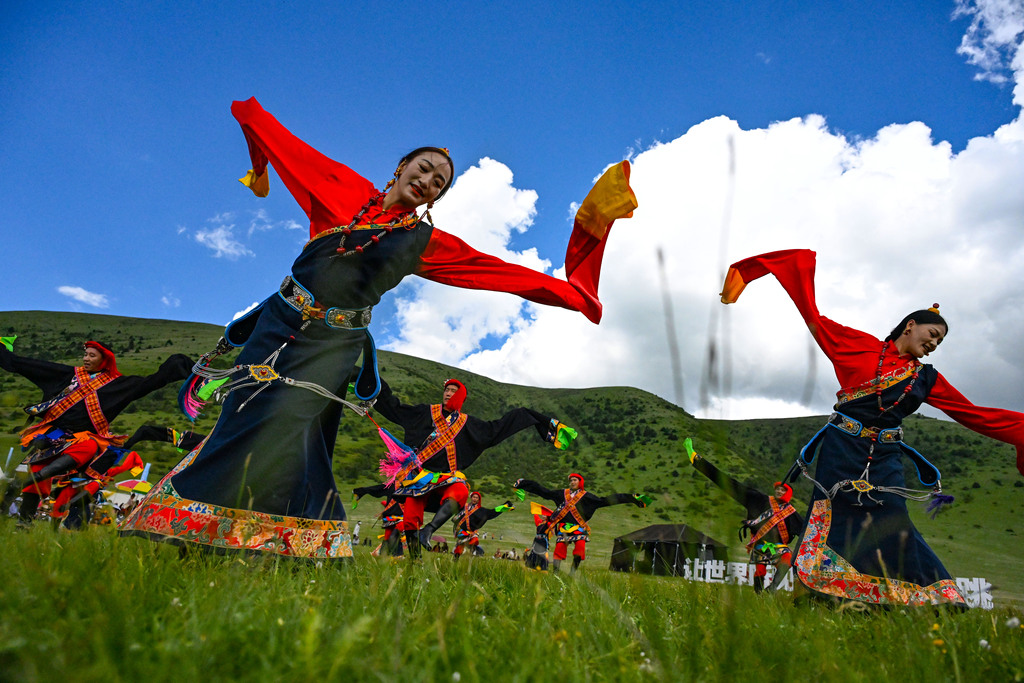An outdoor gala showcasing performances of intangible cultural heritage is staged on the Yuke Grassland in Daofu County, Ganzi Tibetan Autonomous Prefecture, Sichuan Province, July 23, 2026. /VCG 
