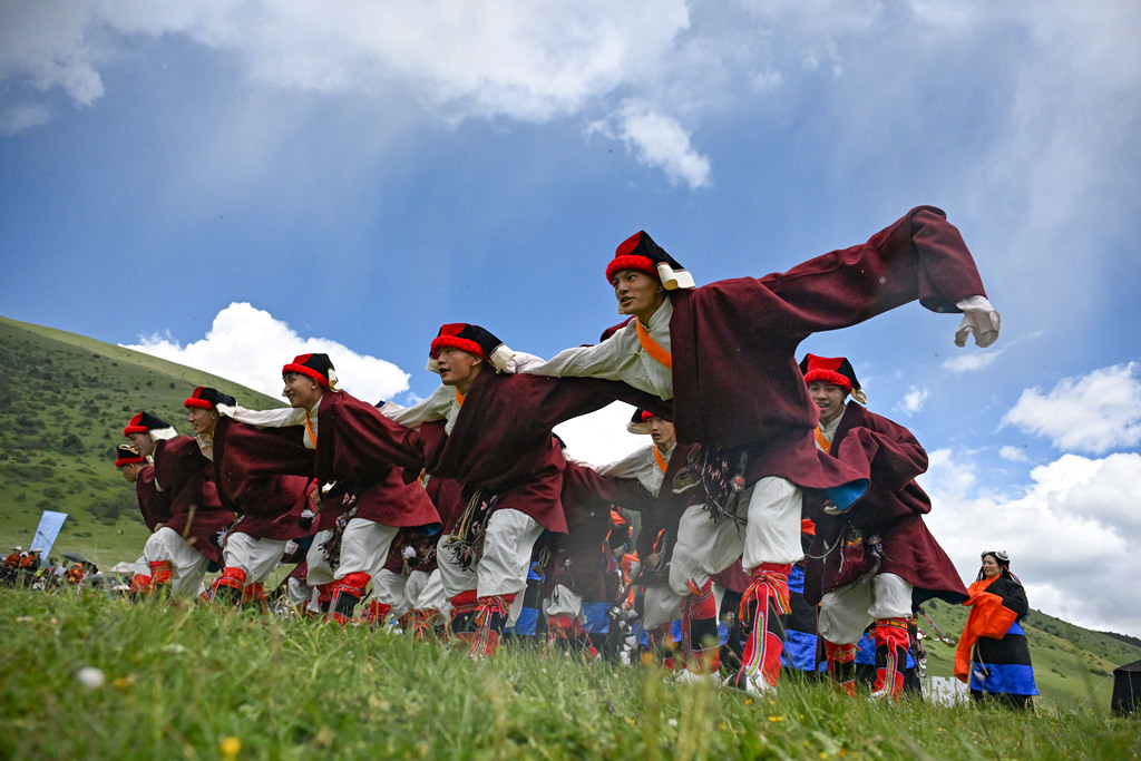 An outdoor gala showcasing performances of intangible cultural heritage is staged on the Yuke Grassland in Daofu County, Ganzi Tibetan Autonomous Prefecture, Sichuan Province, July 23, 2026. /VCG 