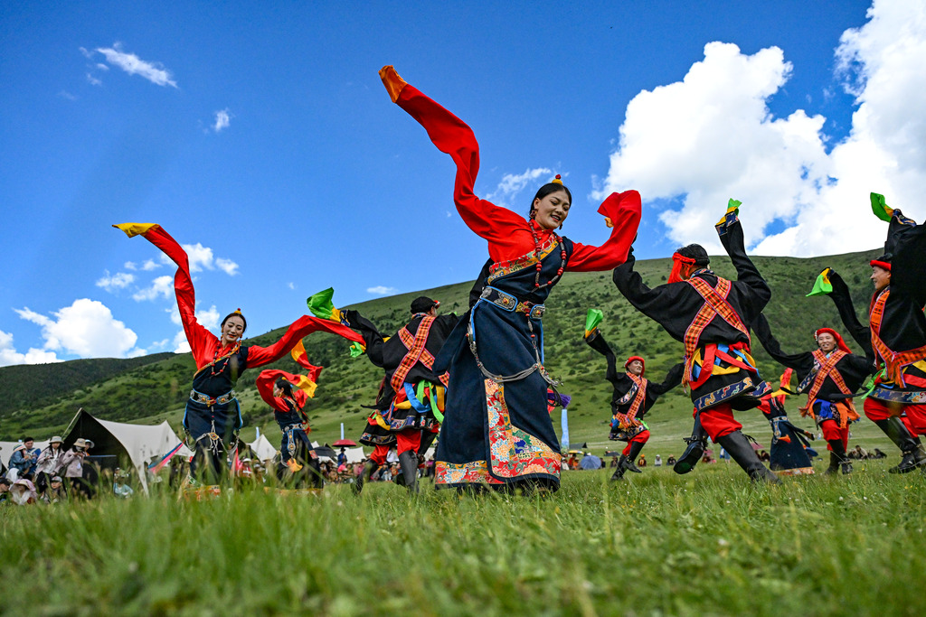 An outdoor gala showcasing performances of intangible cultural heritage is staged on the Yuke Grassland in Daofu County, Ganzi Tibetan Autonomous Prefecture, Sichuan Province, July 23, 2026. /VCG 