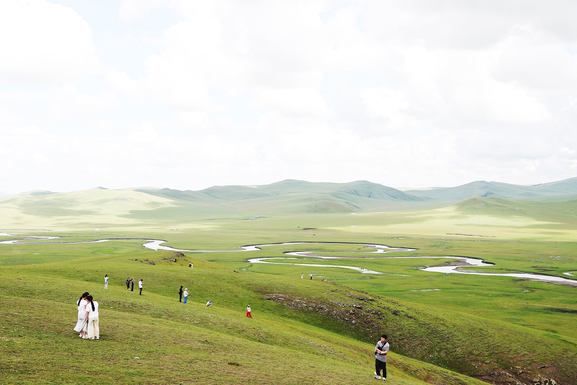 Visitors enjoy views of the Morgele River on the Hulunbuir Grasslands in Inner Mongolia. /CGTN