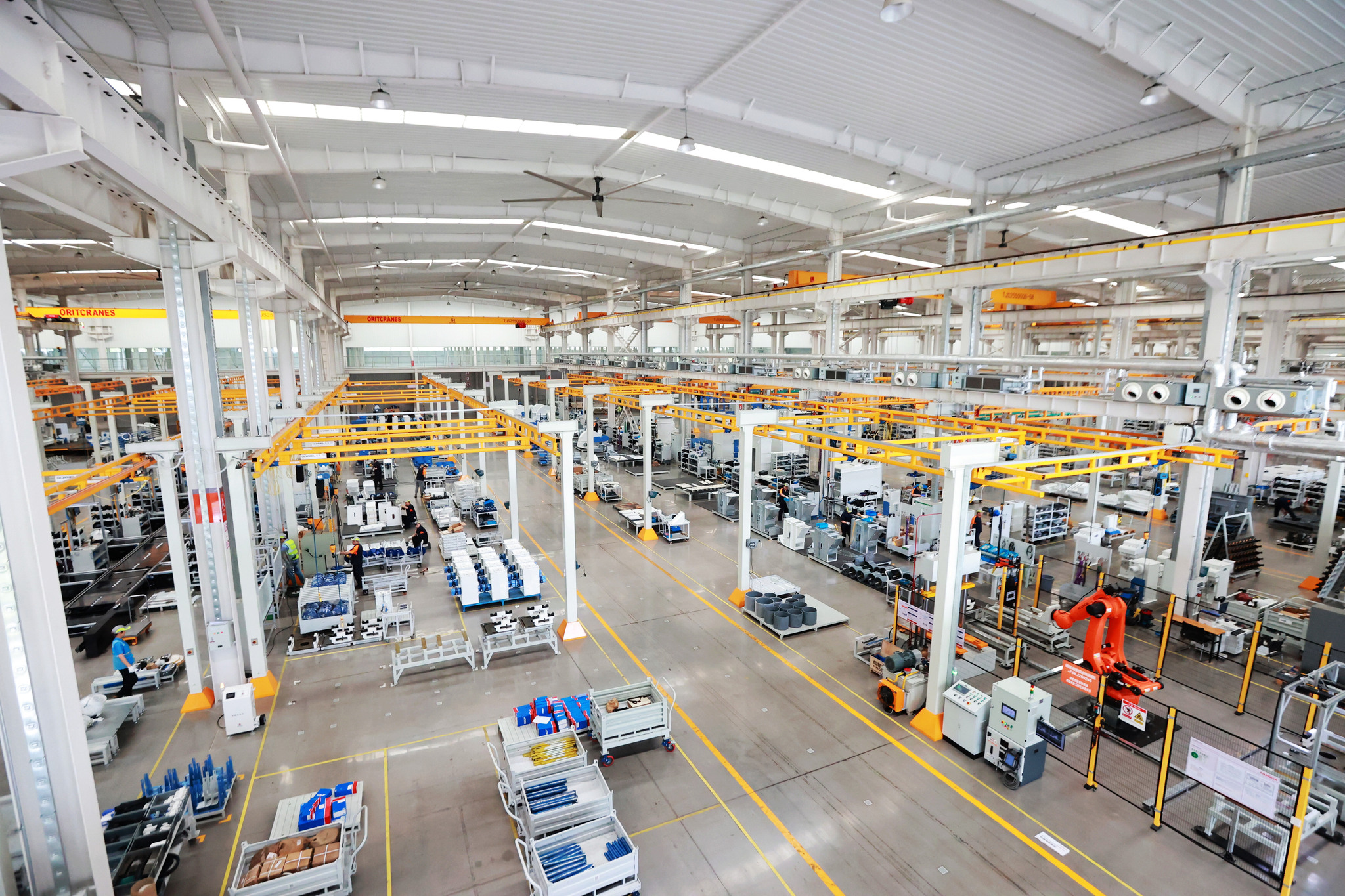 A robotic arm operates at a machinery plant in Yangzhou Hi-Tech Zone, Jiangsu Province, July 23, 2026. /VCG