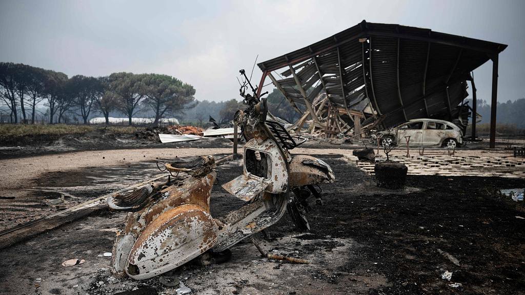 The wreck of a scooter in a burnt residential area following a wildfire in Le Porge, in the Gironde Department, south-western France, July 25, 2026. /VCG