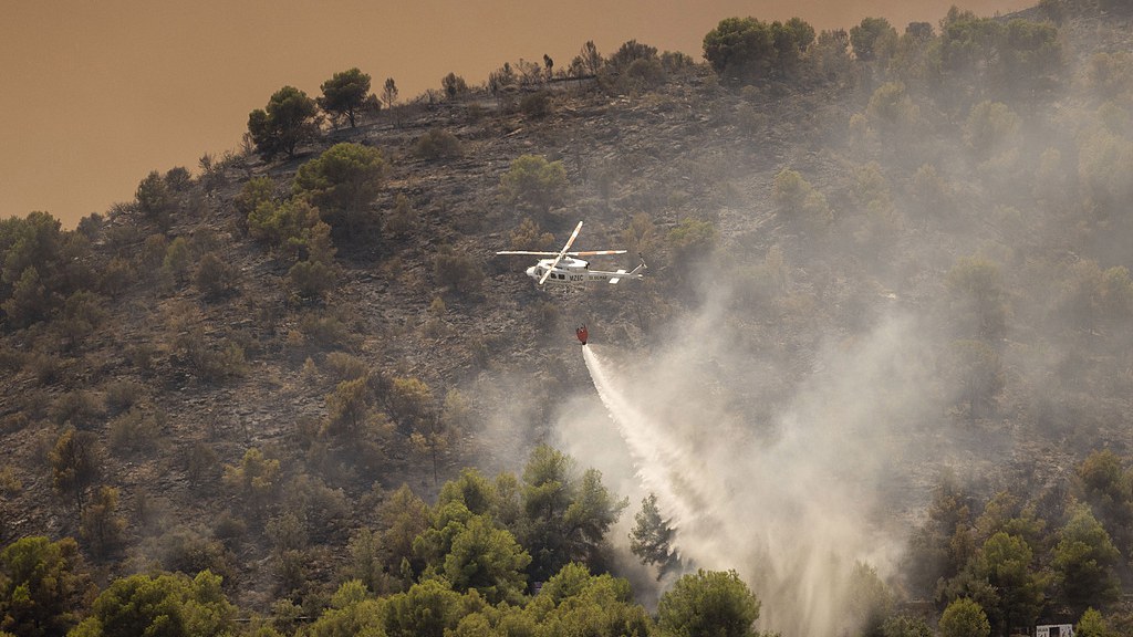 A helicopter during operations to extinguish the wildfire in Betxi, Castellon, Valencian Community, Spain, July 26, 2026. /VCG 