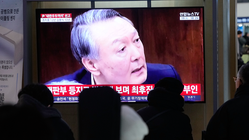 A TV screen shows a file image of former South Korean President Yoon Suk-yeol during a news program at the Seoul Railway Station in Seoul, South Korea, February 19, 2026. /VCG