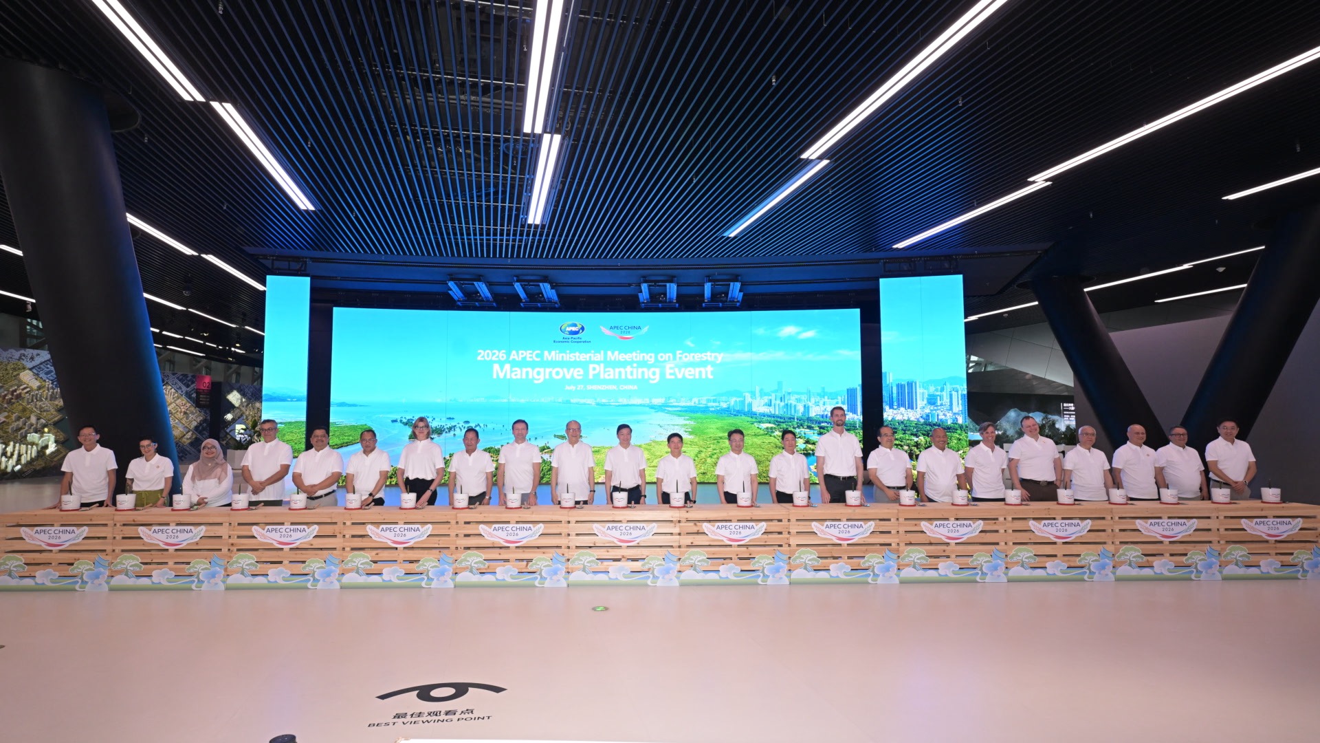 APEC delegates plant Bruguiera gymnorhiza hypocotyls, mangrove propagules, into nursery containers in Shenzhen, south China on July 27. / CGTN