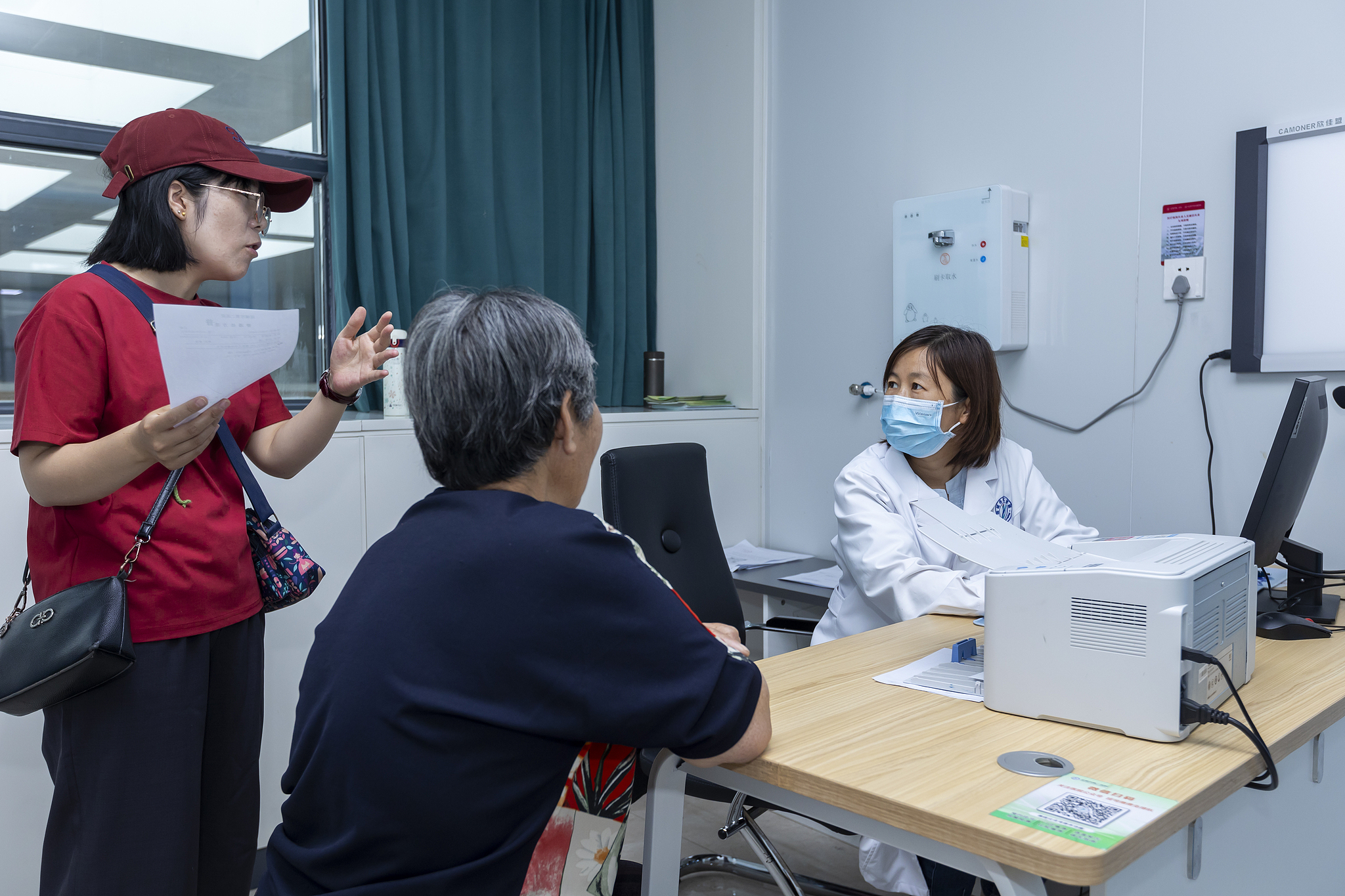 A chief physician in hepatology provides free hepatitis screening for a resident at a hospital in Yuncheng City, north China's Shanxi Province. /CFP