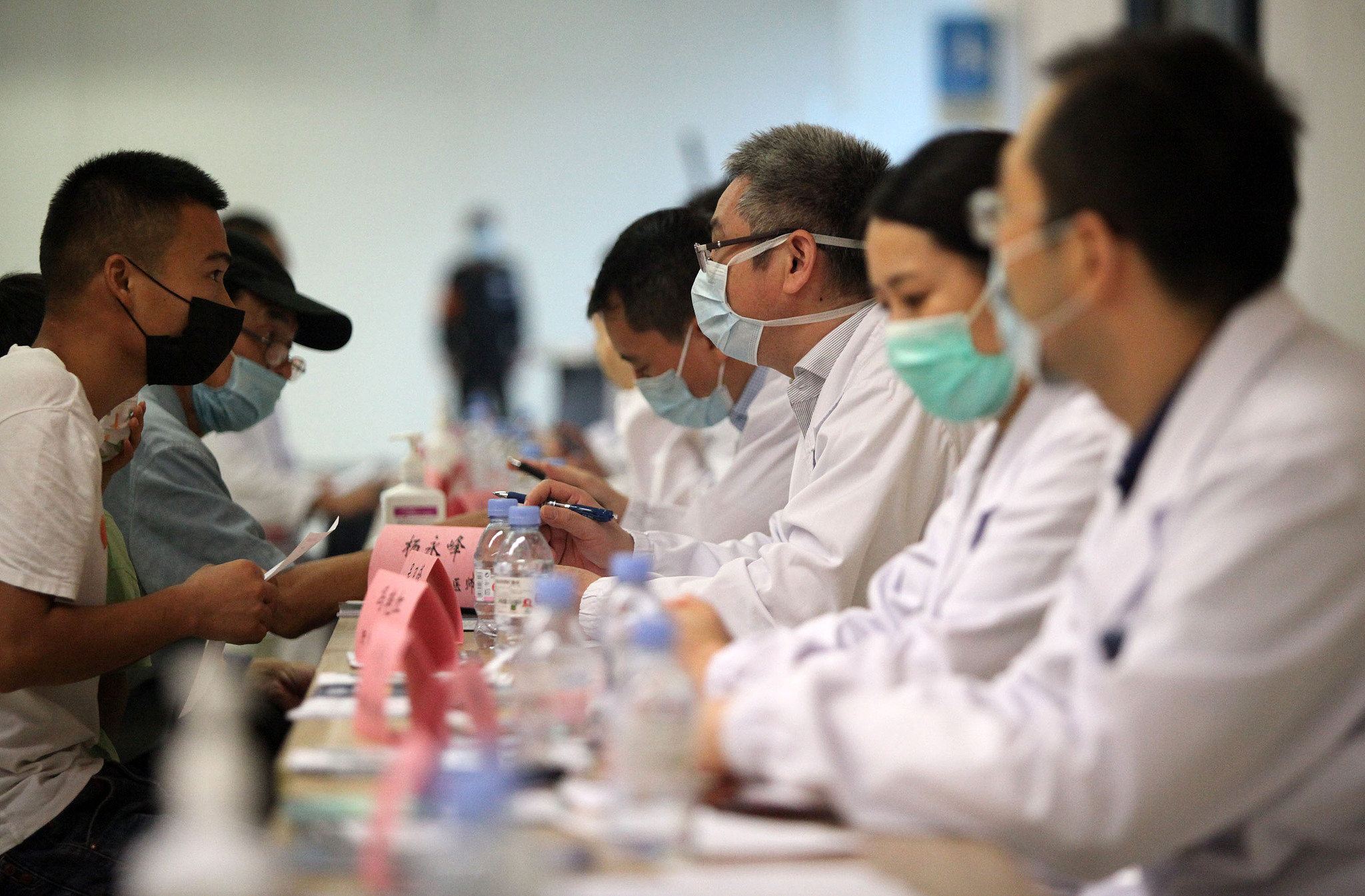 Medical experts from hepatology, hepatobiliary surgery, and interventional radiology provide free consultations in a hospital in Nanjing, east China's Jiangsu Province. /CFP