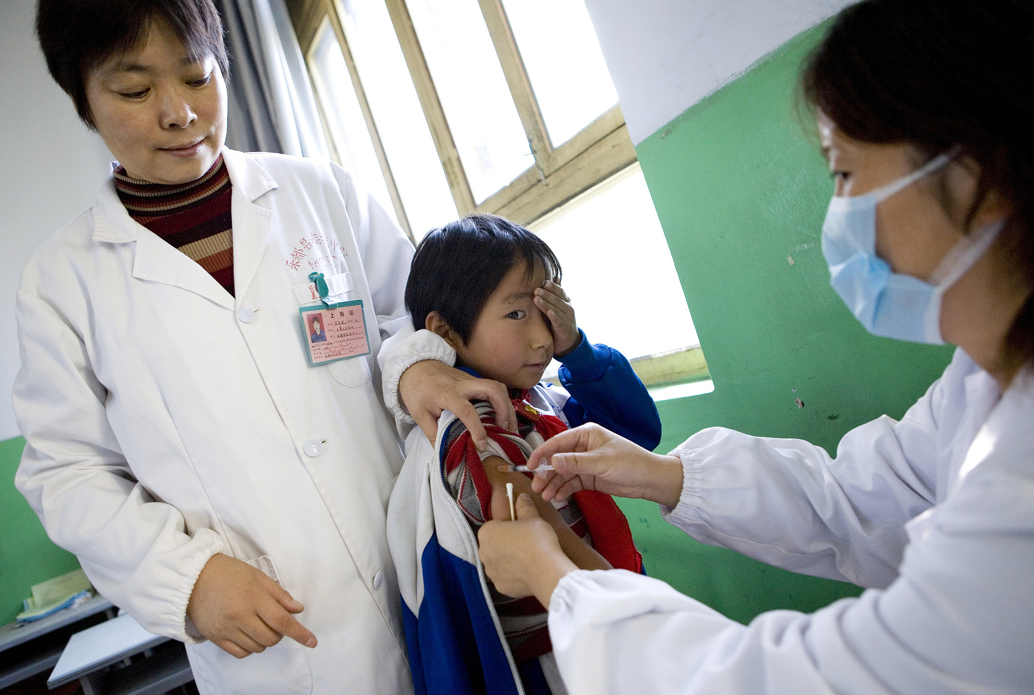 A student receives hepatitis B vaccinations at school in Ledu District of Haidong, northwest China's Qinghai Province. /CFP