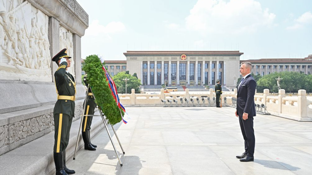Slovak president lays wreath at Monument to the People's Heroes