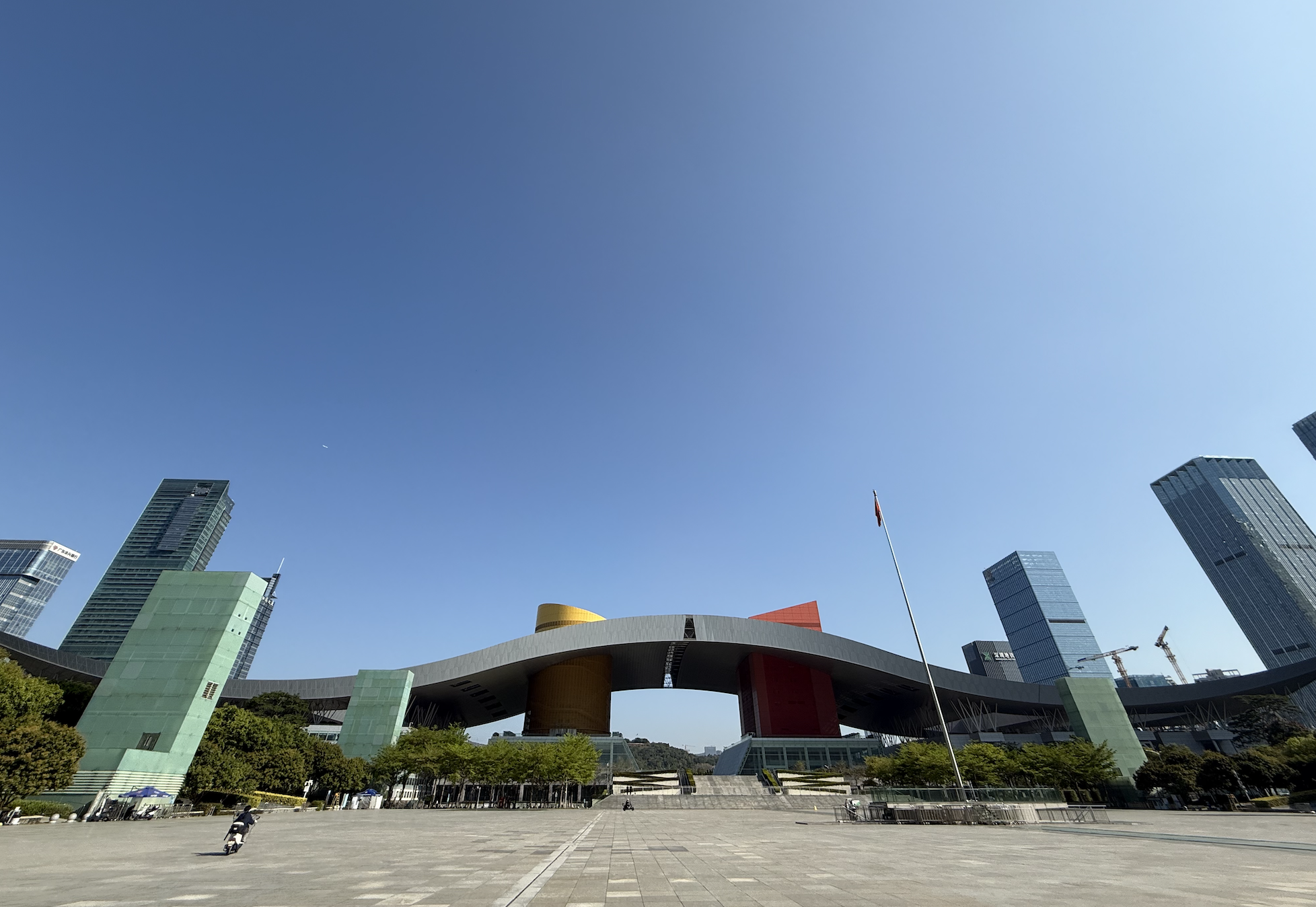 Shenzhen Civic Center, Futian District, the city's 486-meter wave-shaped roof, its red and yellow support towers said to echo the colors of the national flag, with the building's silhouette likened to a roc spreading its wings.

