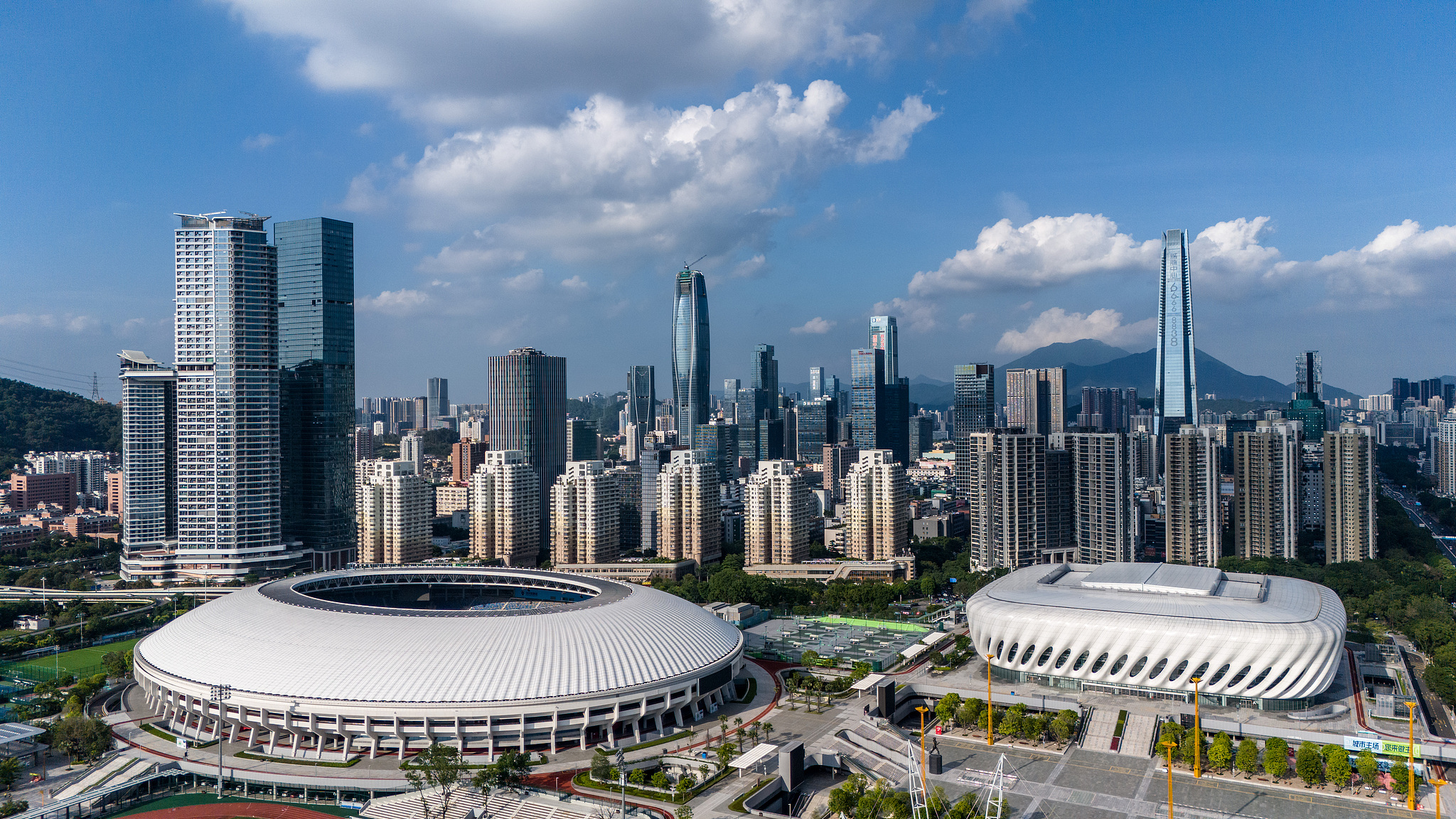 Xi urges pooling strength of overseas Chinese to build strong country
