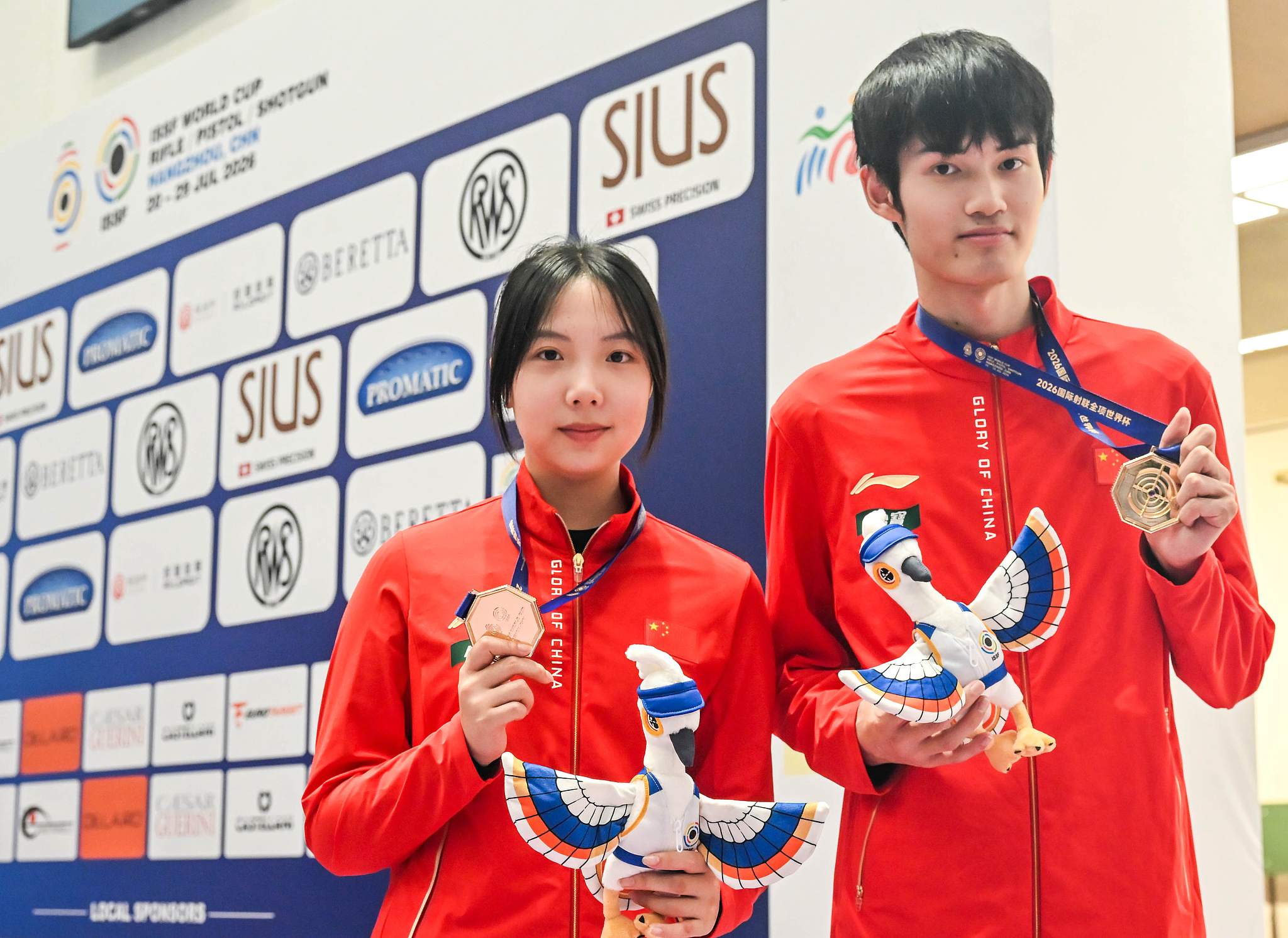 China's Wang Zifei (L) and Sheng Lihao celebrate after winning the 10m air rifle mixed team gold at the ISSF World Cup in Hangzhou, China, July 28, 2026. /VCG