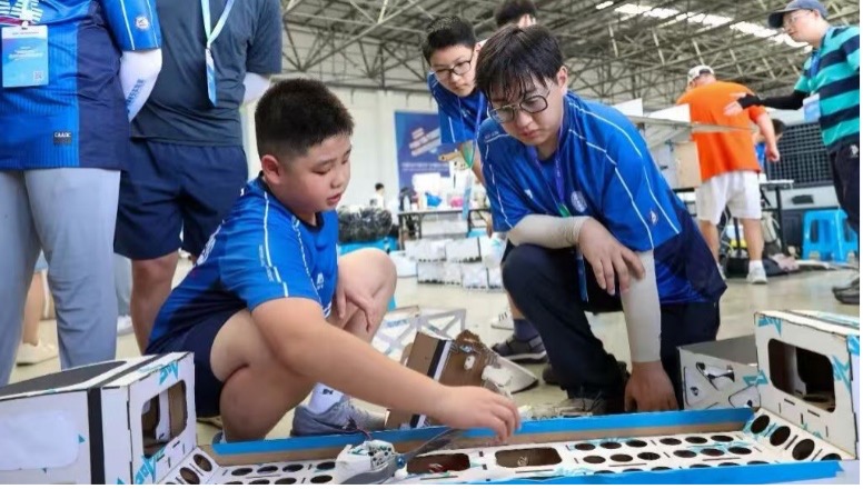 Young contestants design and fabricate an aircraft on their own in Deqing County, east China's Zhejiang Province, on July 27, 2026. /Yao Haixiang