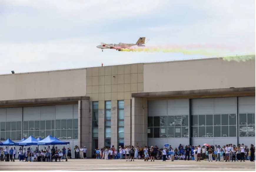 An aircraft designed by young contestants soars over Moganshan Airport in Deqing County, Zhejiang Province, on July 27, 2026. /Yao Haixiang