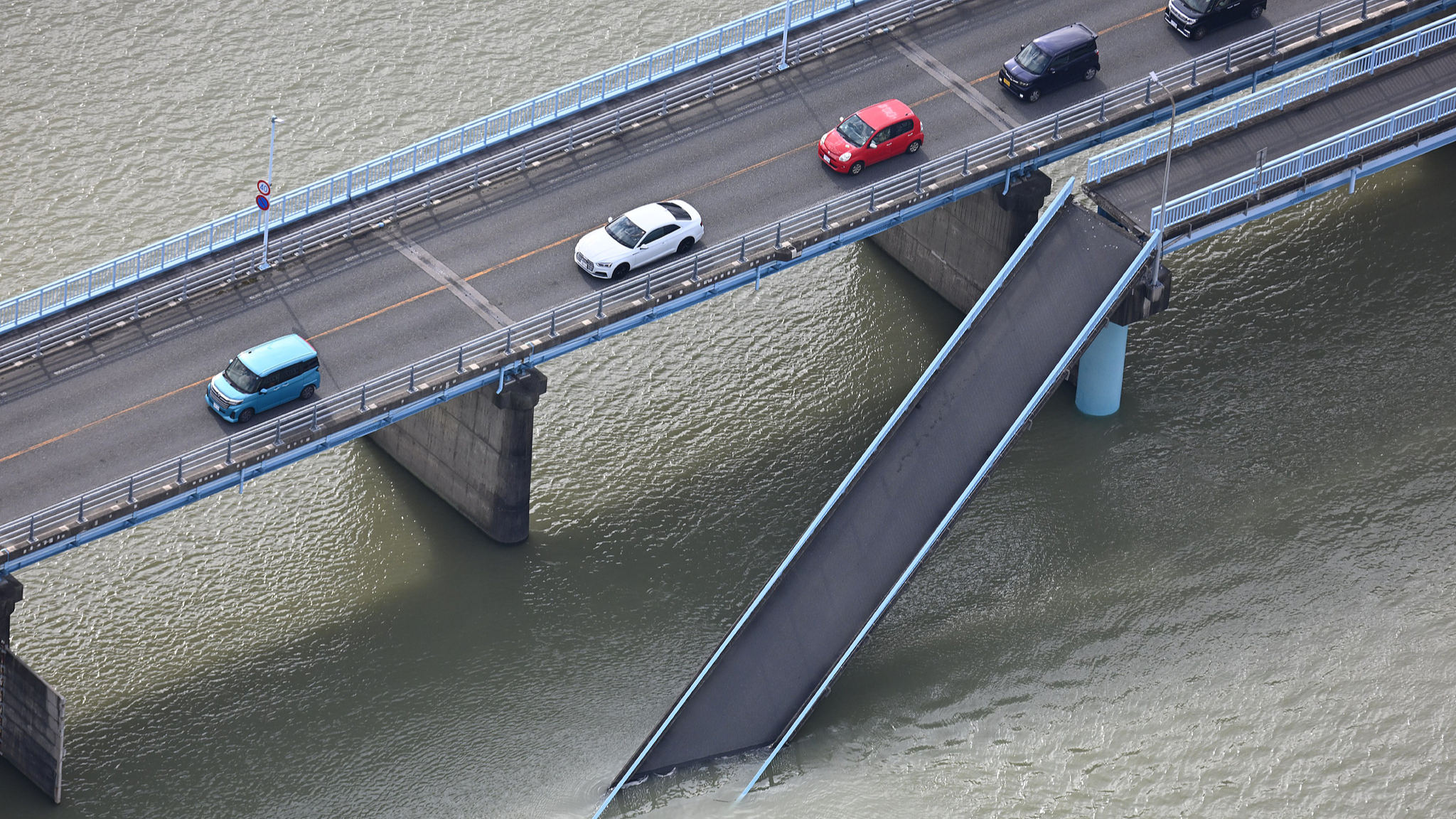 An aerial photo shows a bridge where a section of the path reserved for cyclists and pedestrians collapsed in Yatsushiro City, Kumamoto Prefecture, western Japan and Kyushu Island region, July 29, 2026. /VCG